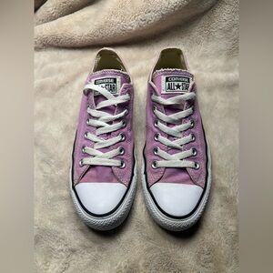 Converse Womens Size 7 pinkish purple color